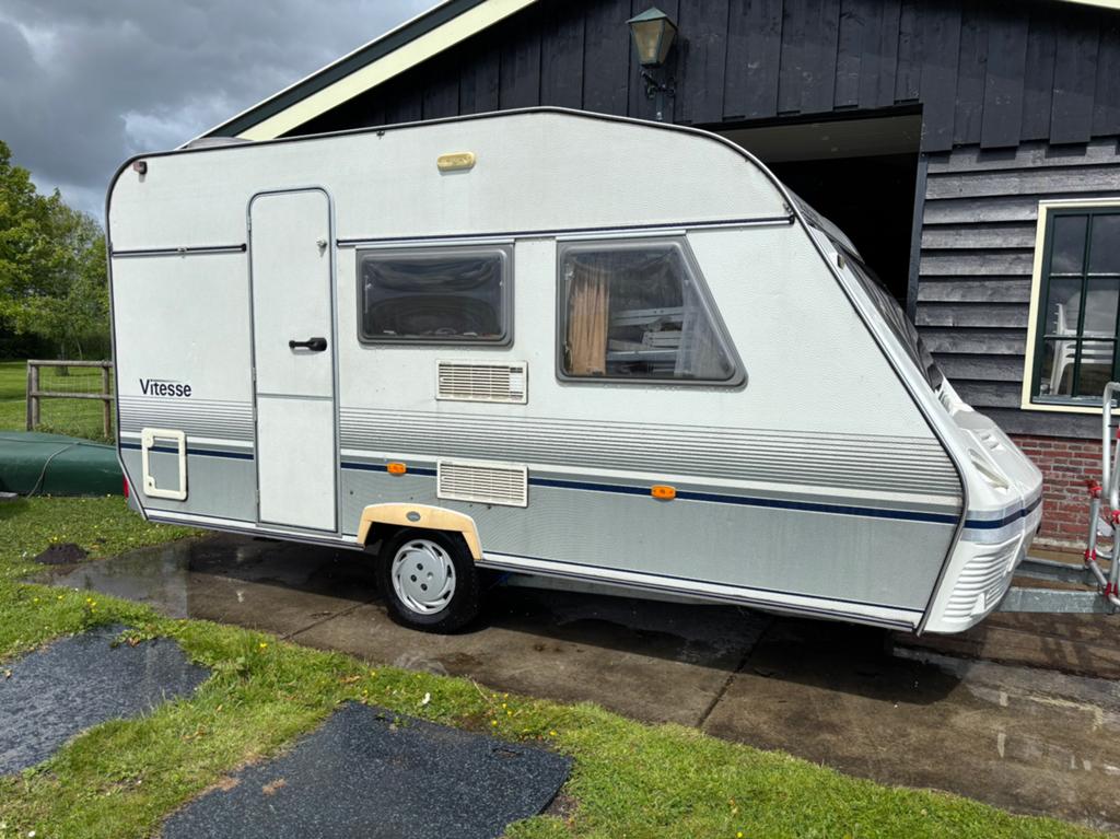 Beyerland Vitesse 400 caravan in zeer goede staat, Caravans en Kamperen, Caravans, Koelkast, Treinzit, 750 - 1000 kg, Particulier