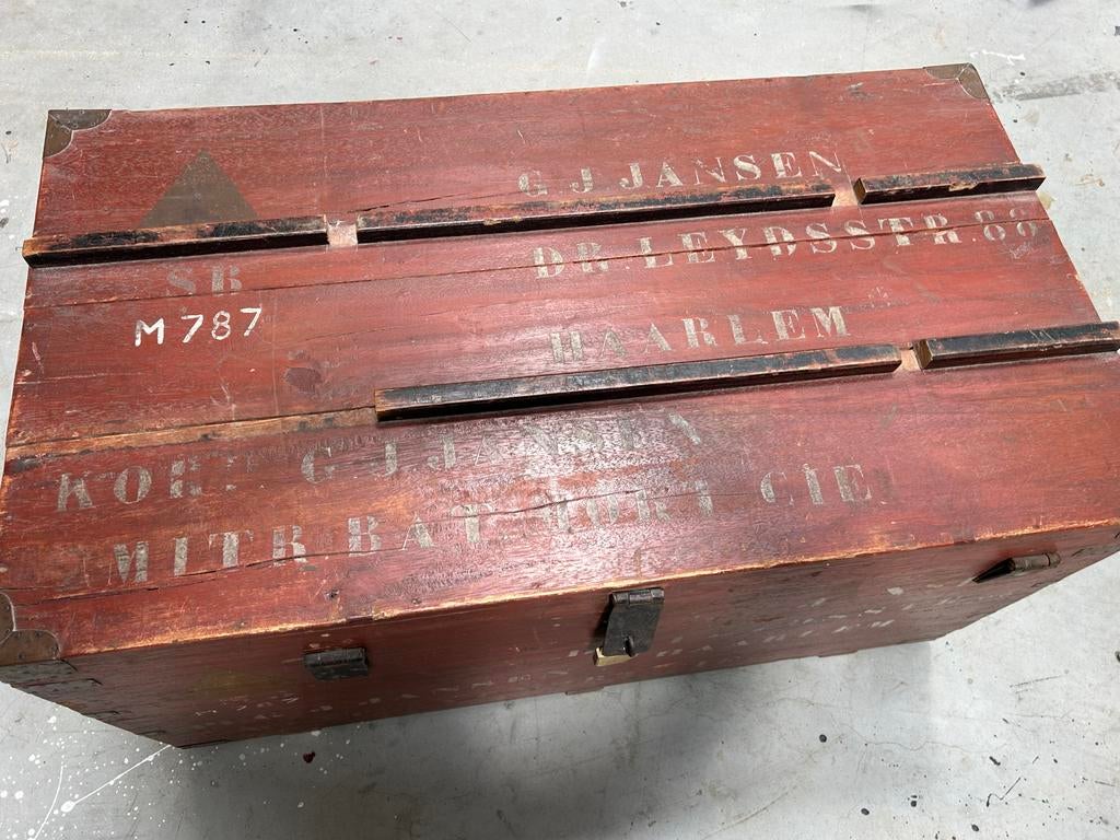 Antieke houten kist met militaire opschriften, Ophalen, 100 tot 150 cm, Zo goed als nieuw, 75 tot 100 cm