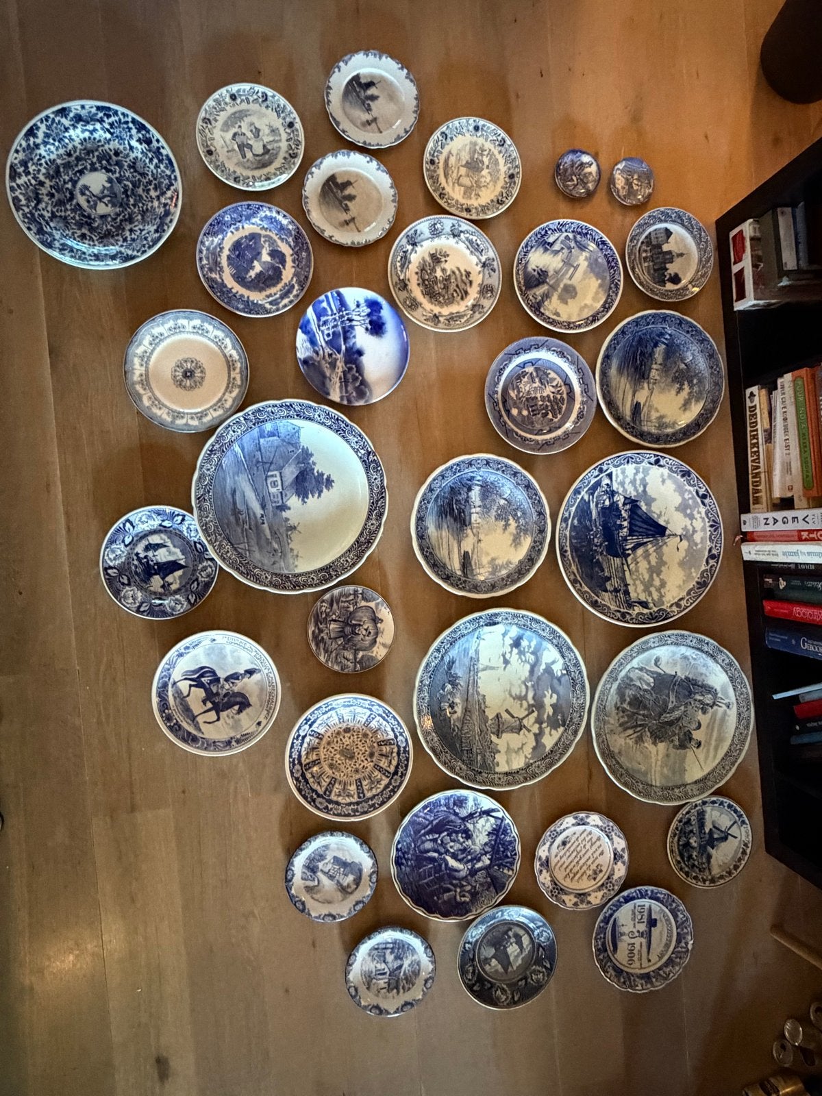 Partij van 30 blauw-witte wandborden – diverse merken, Ophalen