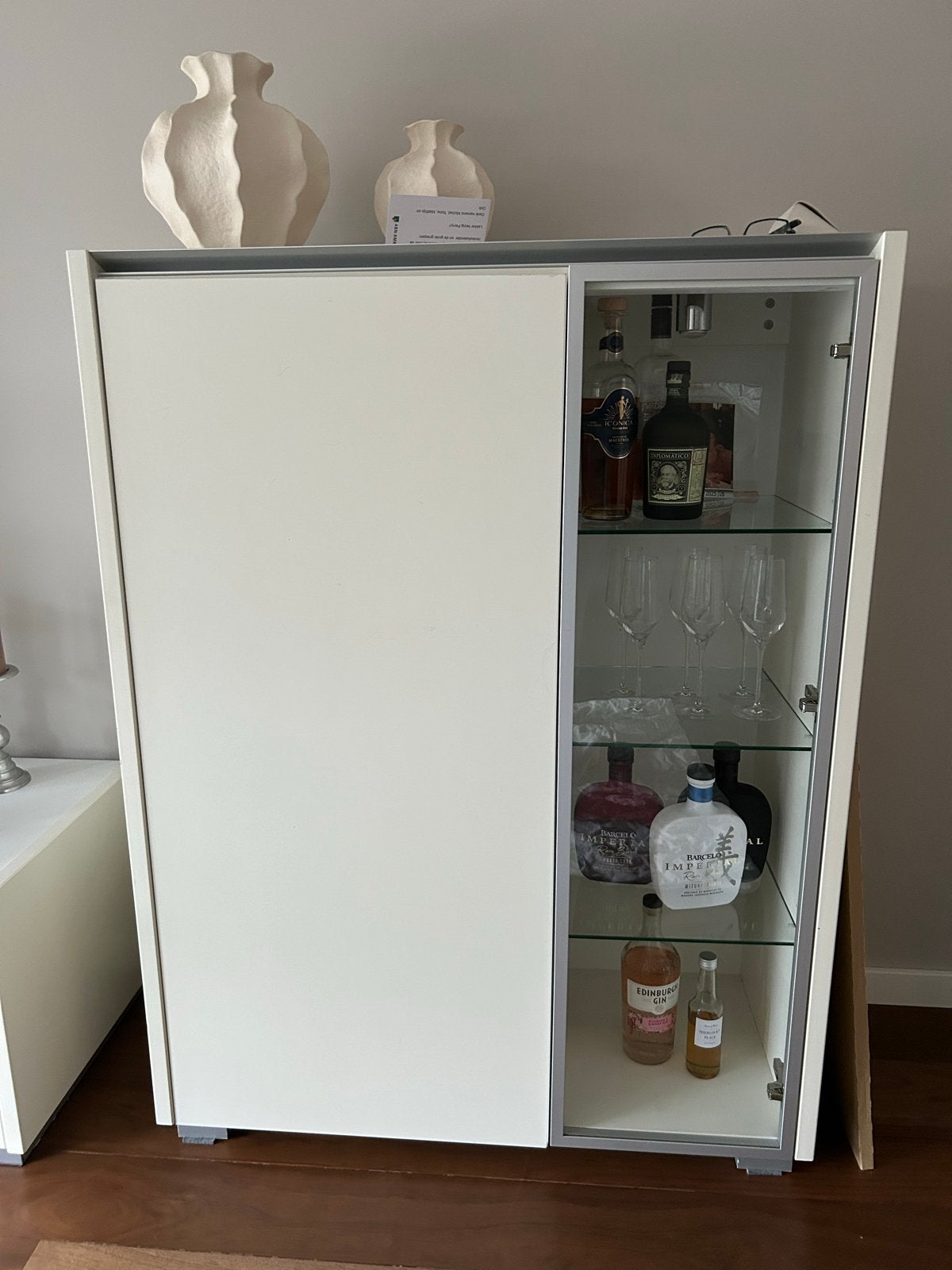 Moderne witte dressoir en vitrinekast met glazen deur, Ophalen, Gebruikt, 100 tot 150 cm, 50 tot 100 cm