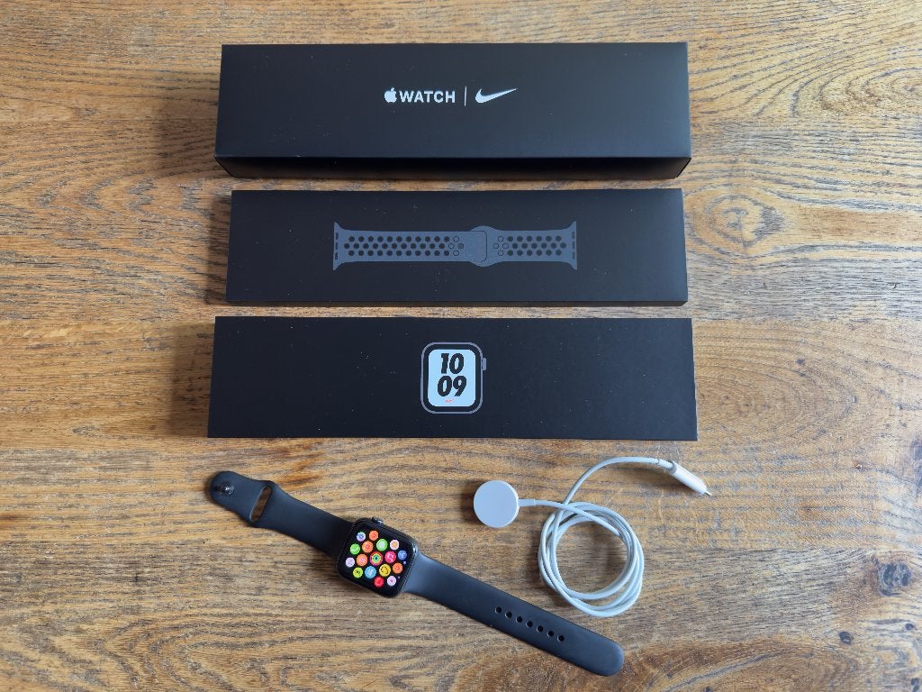 Apple Watch Nike SE (1e gen) 44mm Space Gray, Sieraden, Tassen en Uiterlijk, Smartwatches, Gebruikt, GPS, IOS, Ophalen of Verzenden