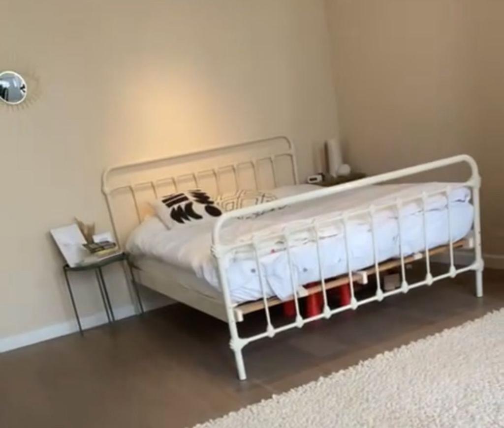 Leuk meiden metalen bedframe met 2 lattenbodems 160 cm breed, Ophalen, Gebruikt, Zwart, Tweepersoons