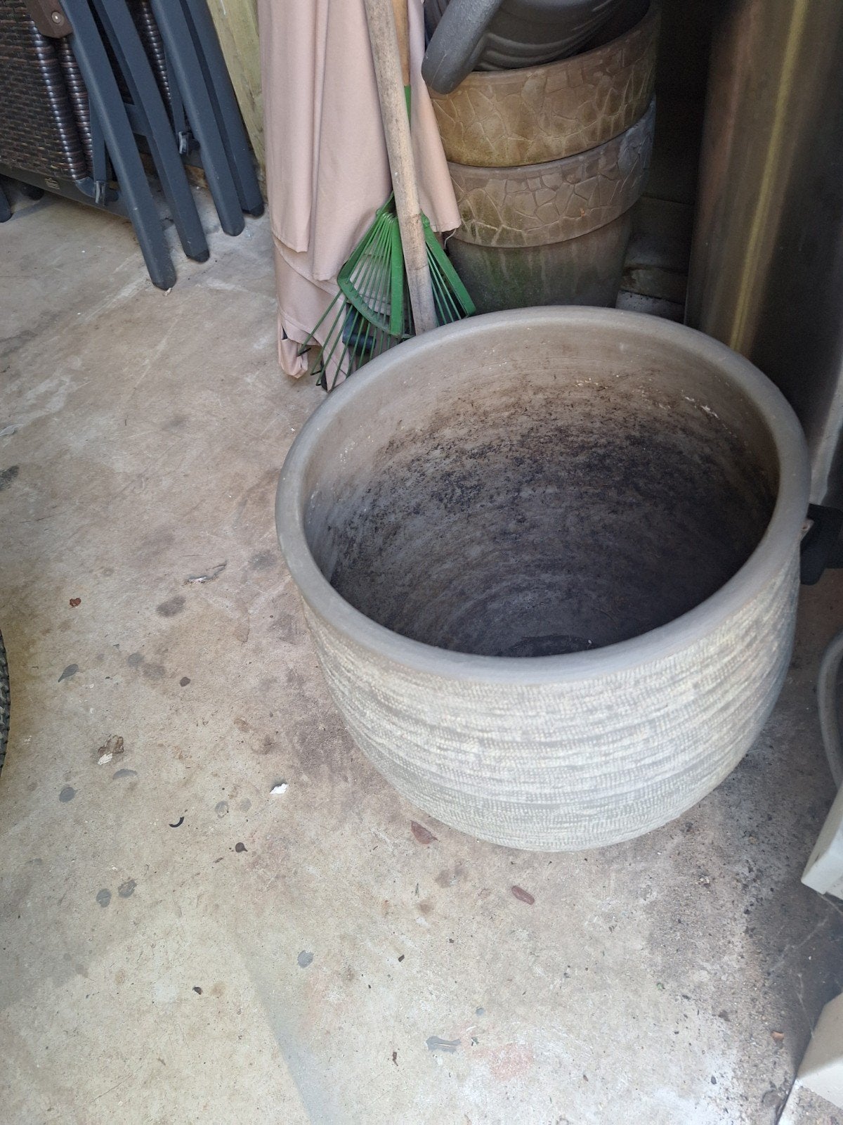 Grote ronde bloempot van aardewerk en wandplanken, Gebruikt, 40 cm of meer, Rond, Ophalen of Verzenden
