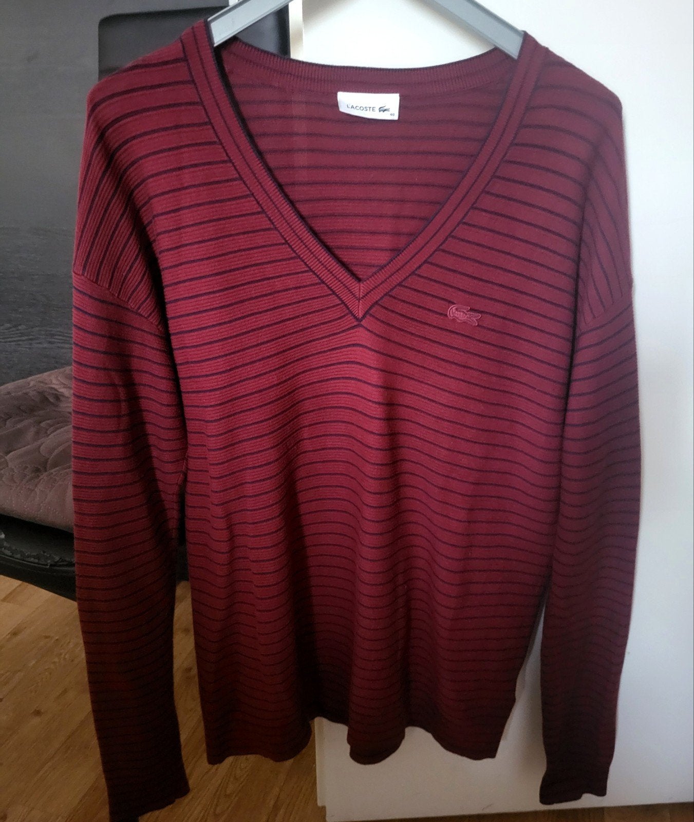 Lacoste V-hals trui – Gestrept bordeauxrood/donkerblauw, Overige kleuren, Lacoste, Ophalen of Verzenden, Zo goed als nieuw