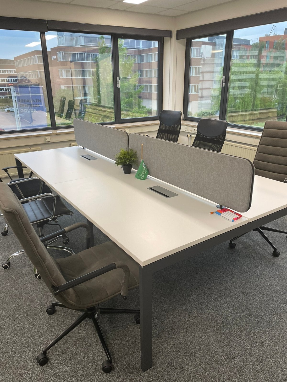 Moderne werkplek met 4 bureaus en scheidingswanden, Werkplek, Ophalen, Gebruikt, Bureau
