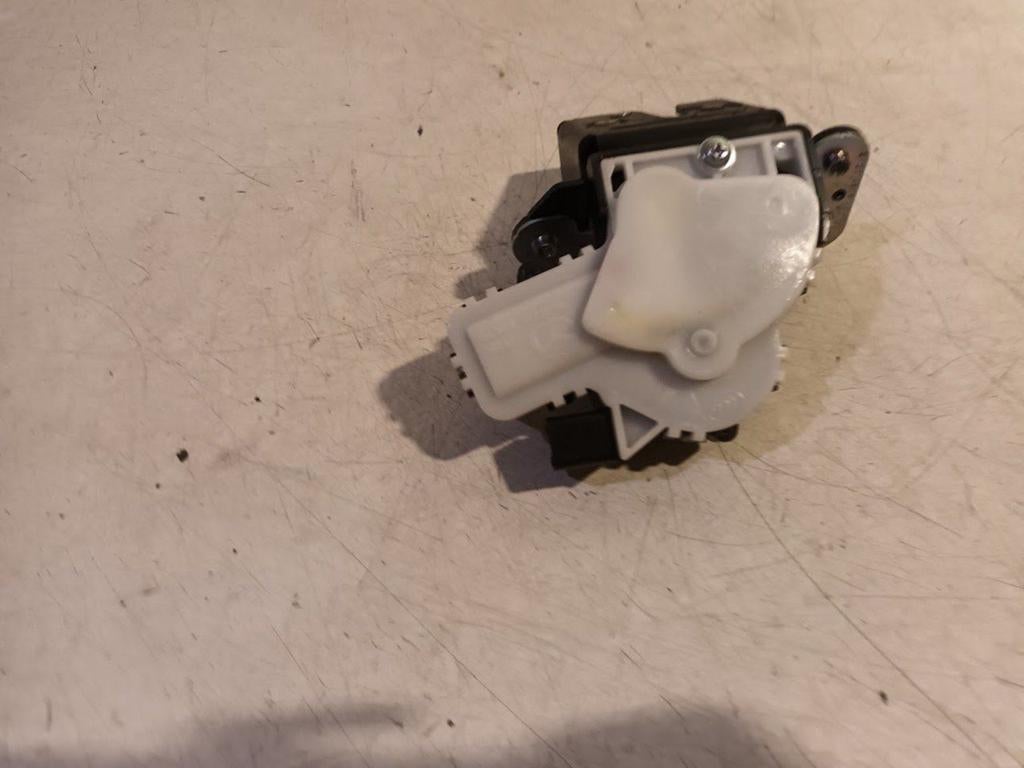 Slot mechaniek kofferdeksel achterklep elektrisch Mazda 3, Auto-onderdelen, Onderdelen@venauto.nl, Van der Ven Autorecycling B.V.