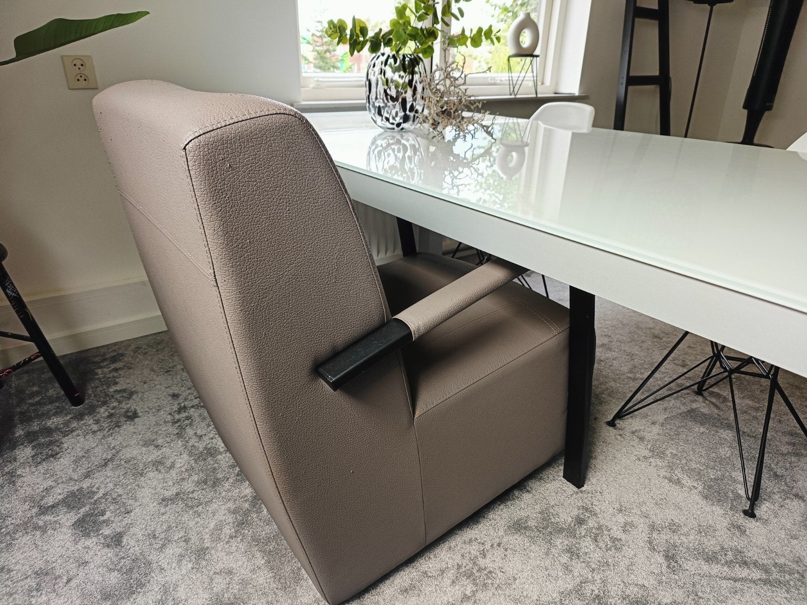 ** GRATIS ** Comfortabele stoel - Taupe , gebruikt., Ophalen, Gebruikt, Overige kleuren, Leer