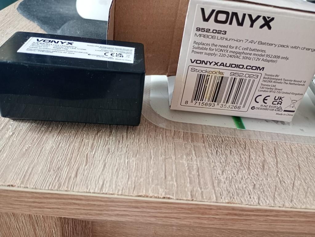 Accu met lader voor megafoon, Ophalen of Verzenden, Nieuw, Overige typen