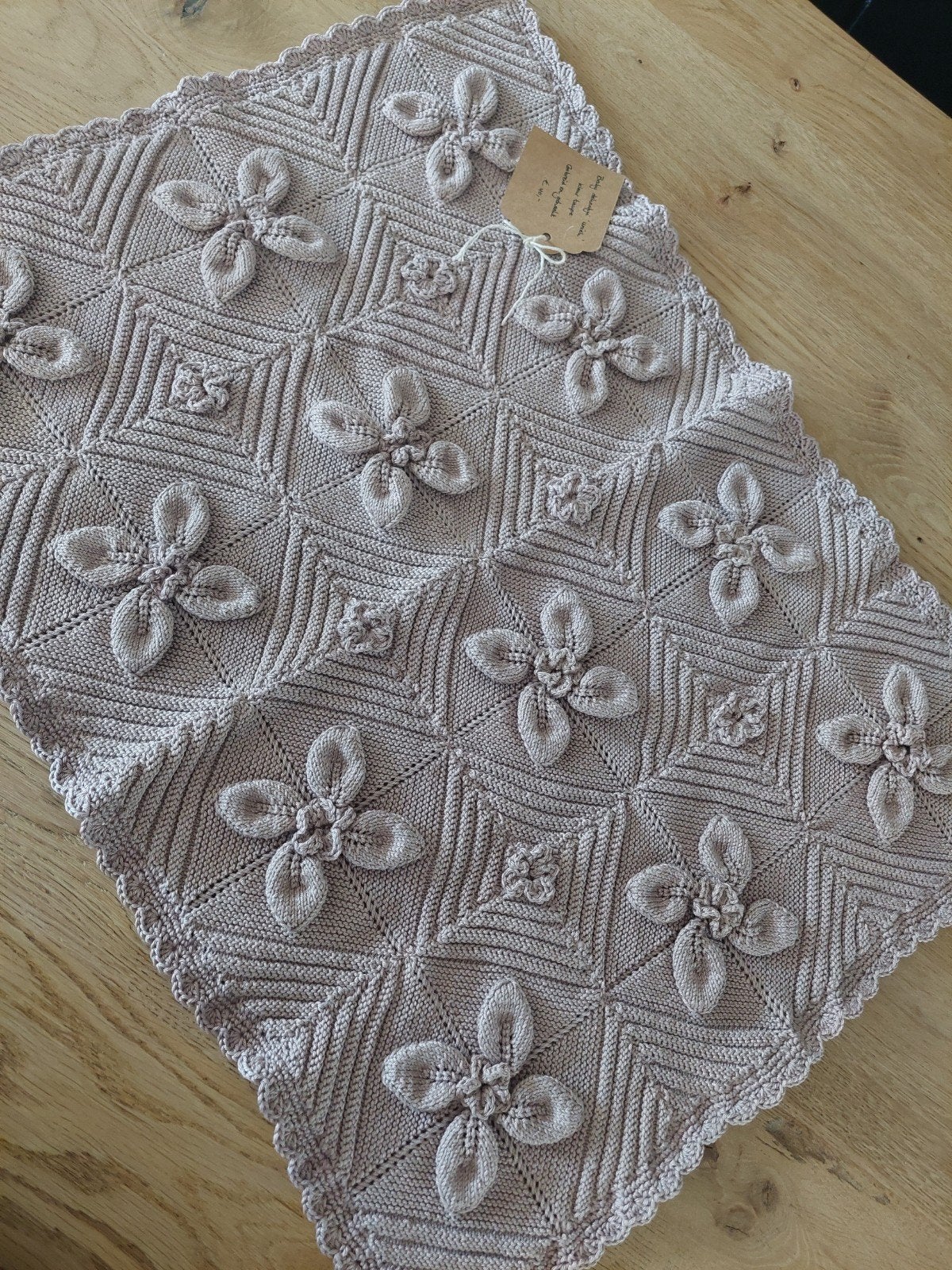 NIEUW Handgemaakt deken Babydeken bloem taupe, Ophalen of Verzenden, Nieuw, Handgemaakt, Deken