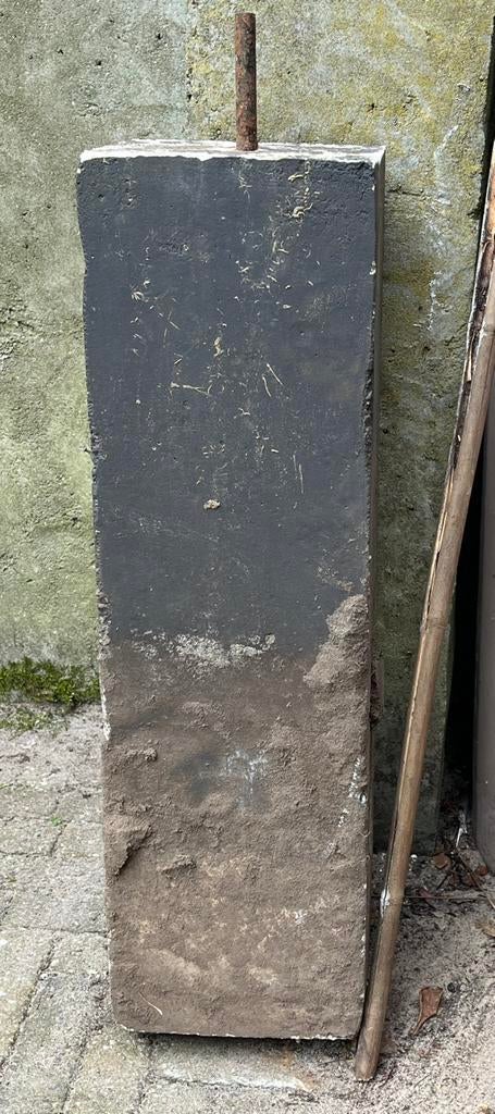 Betonnen pilaar om bijvoorbeeld een tuinbeeld op te zetten, Ophalen, Gebruikt