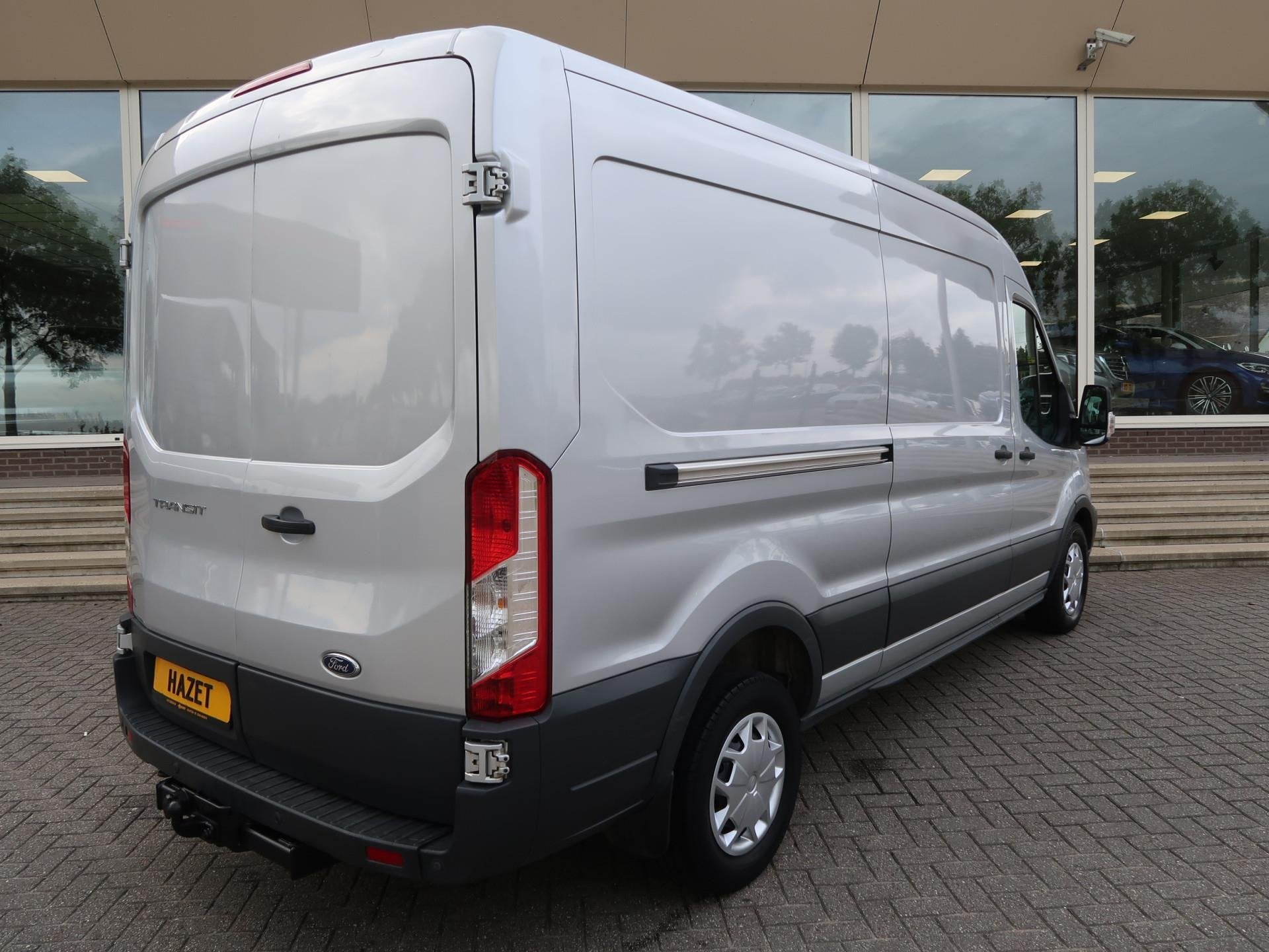 Ford Transit 350 2.0 TDCI 170 PK AUT. L2H2 EURO 6 + TREKHAAK, Auto's, Stof, Euro 6, 4 cilinders, Bedrijf