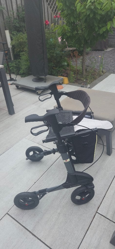 Rollator merk TOPRO, Ophalen, Opvouwbaar, Zo goed als nieuw