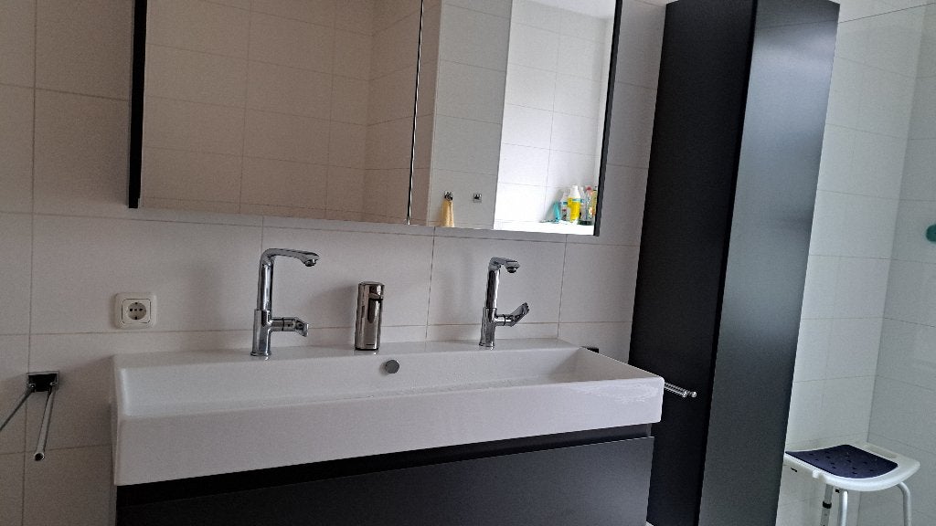 Gehele badkamer 5 jaar oud excl. tegels, Ophalen, Zo goed als nieuw, Met douche