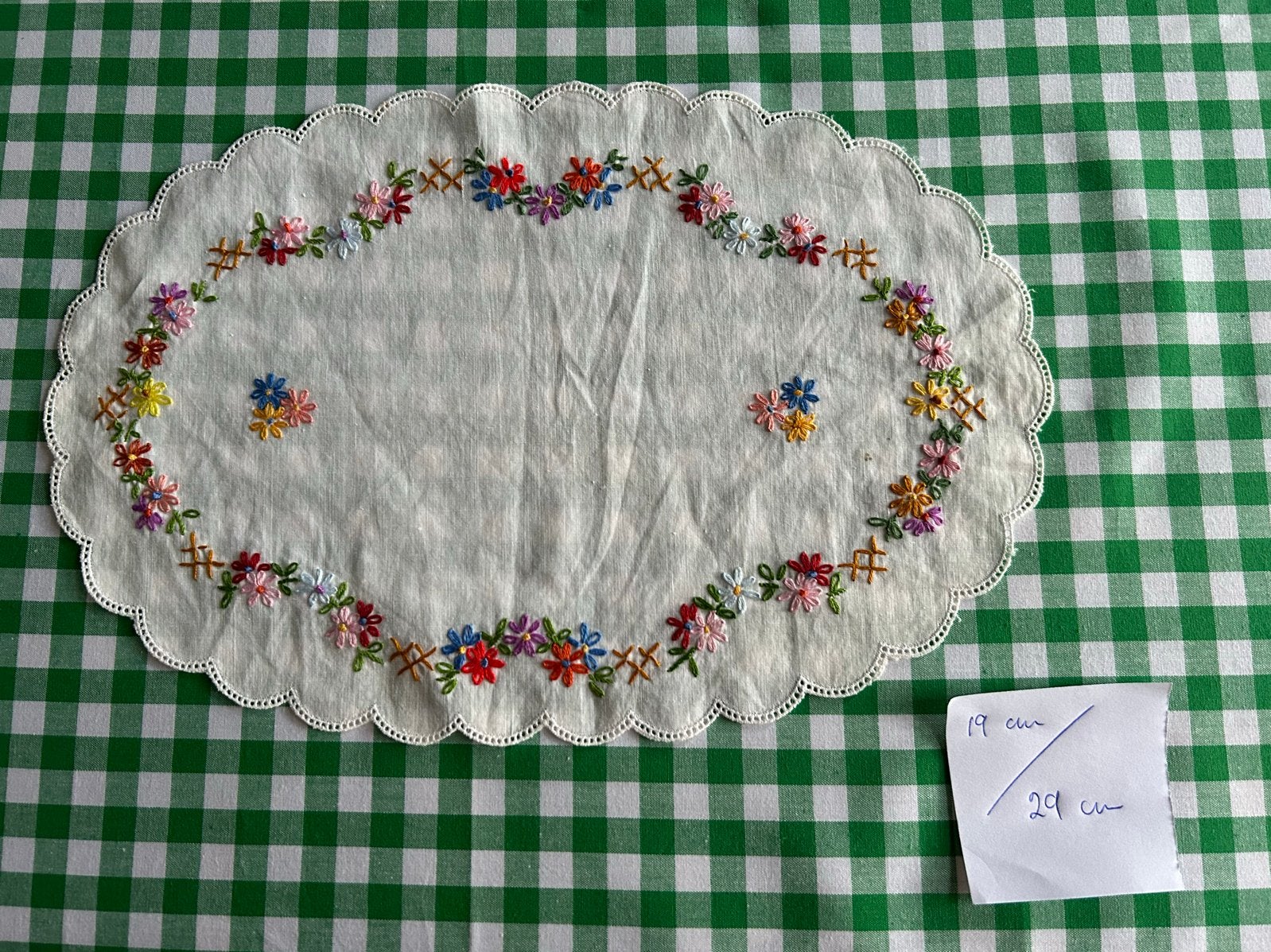 Ovaal geborduurd kleedje met  bloemen brocante, Ophalen of Verzenden