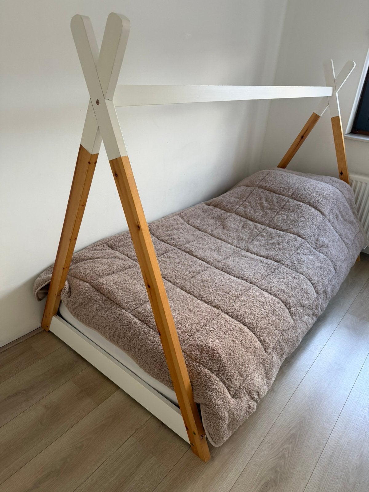 Tipi bed 90x200 cm, Ophalen, Zo goed als nieuw, 180 cm of meer, 85 tot 100 cm