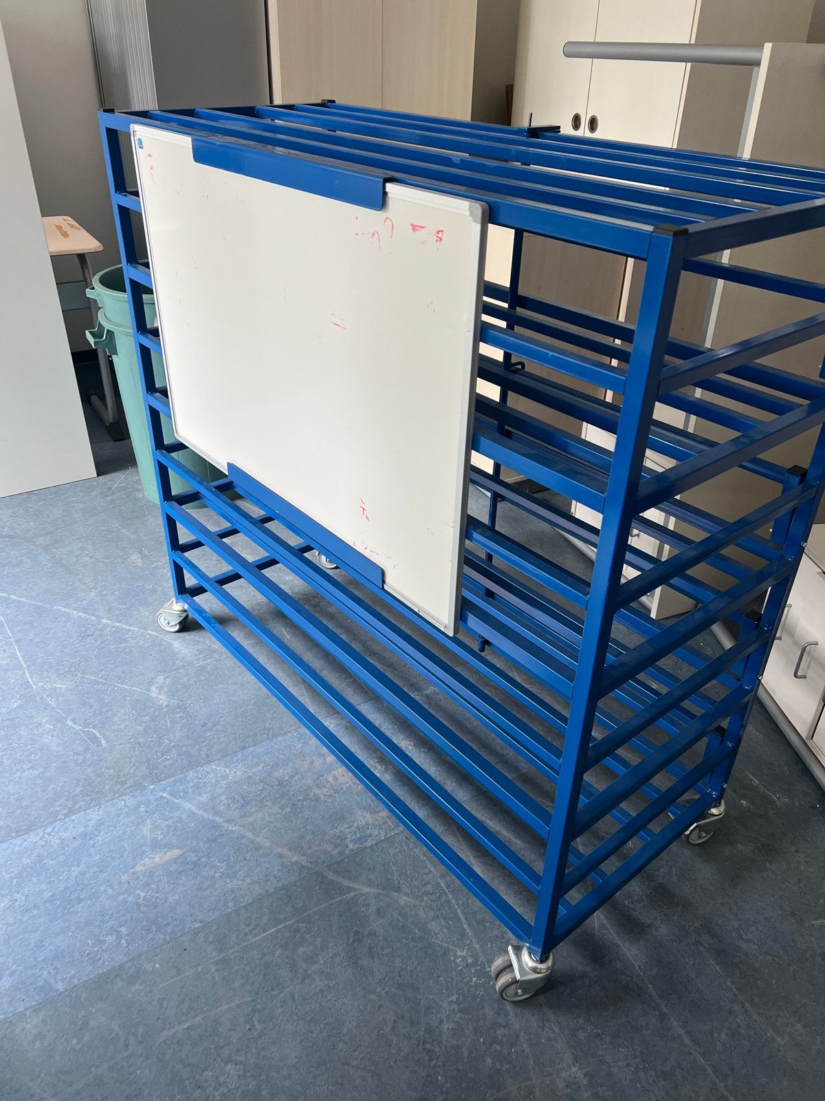 Ballenkar op wielen met whiteboard, Ophalen, Zo goed als nieuw