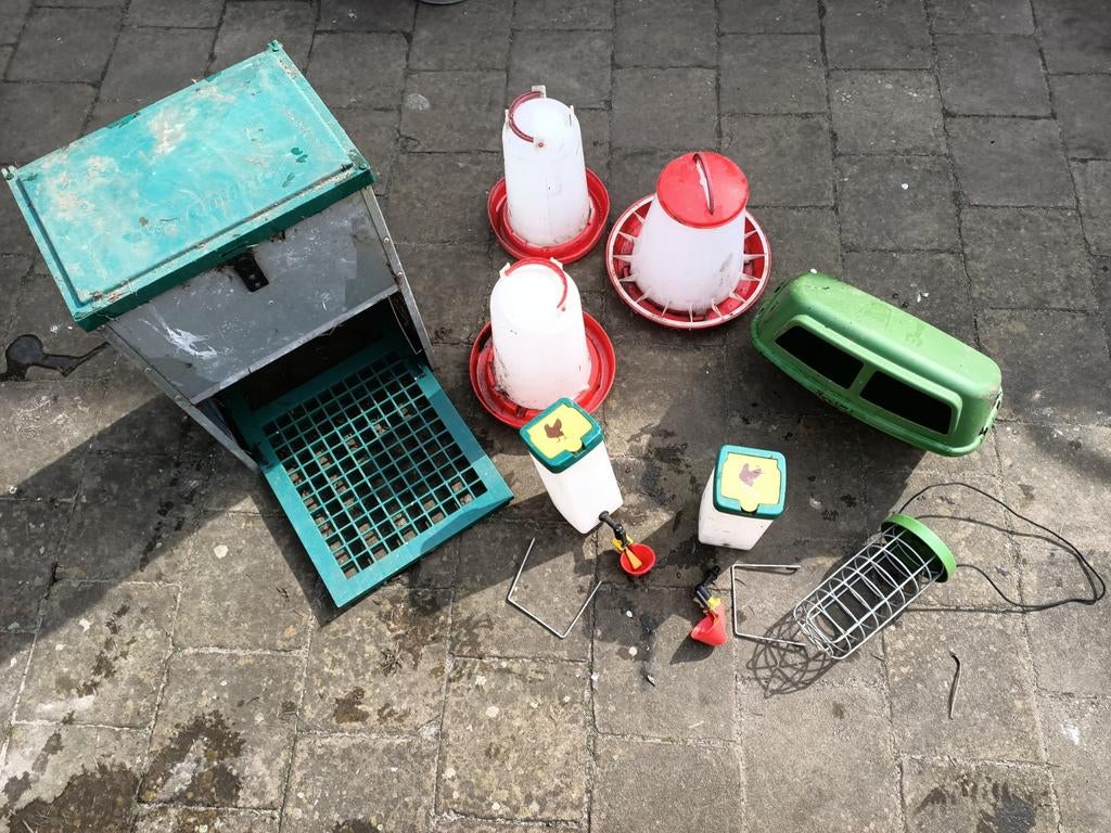 Trapbak feedomatic en drinkbakken voor kippen van oa omlet, Ophalen of Verzenden, Gebruikt