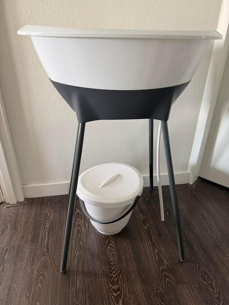 Luma babybadje met standaard, zitje en emmer, Kinderen en Baby's, Badjes en Verzorging, Zo goed als nieuw, Badje, Standaard, Ophalen