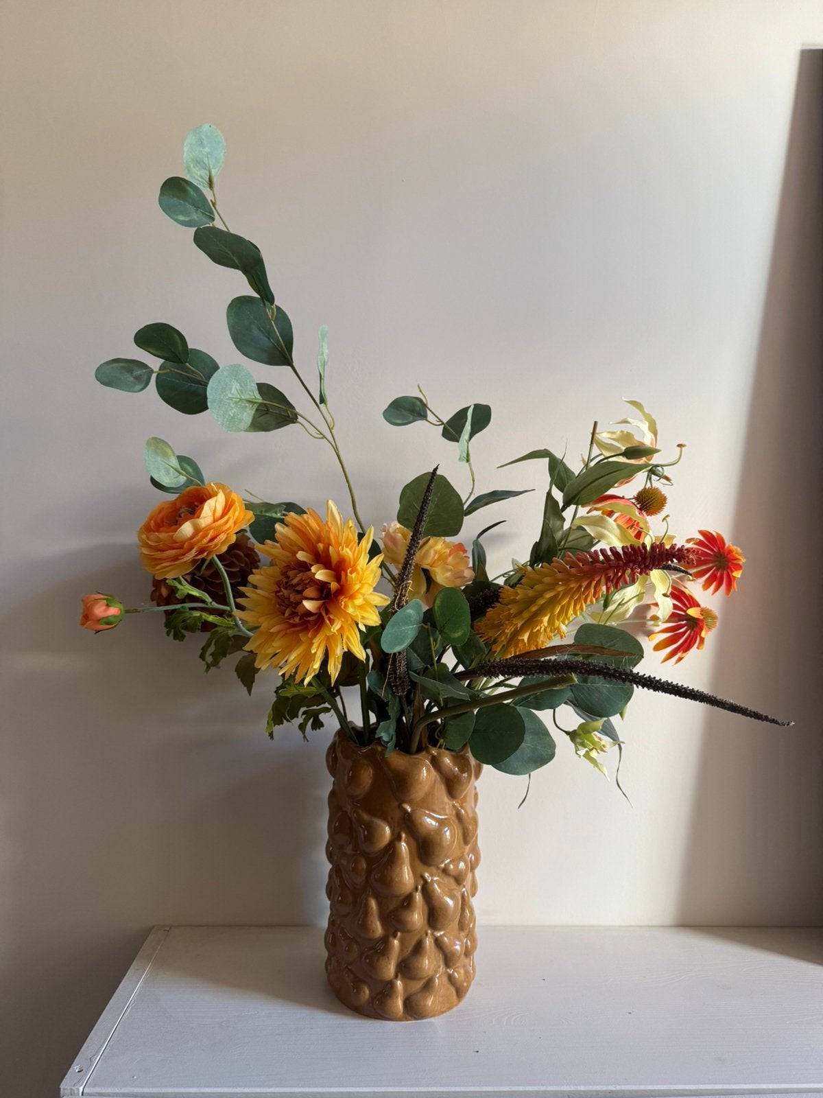Vaas met kunst bloemen, Ophalen