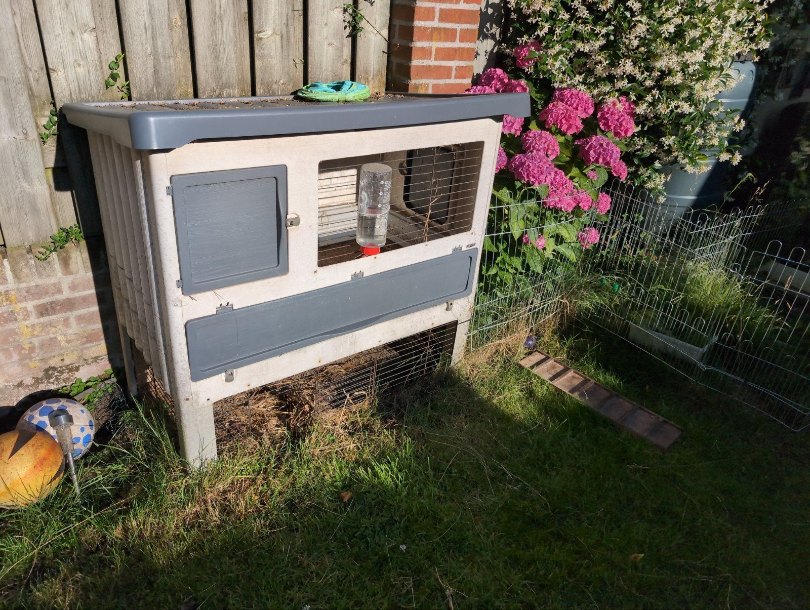 Kunstof konijnenhok, Dieren en Toebehoren, Knaagdieren en Konijnen | Hokken en Kooien, Ophalen, Gebruikt, 90 cm of meer, Konijn