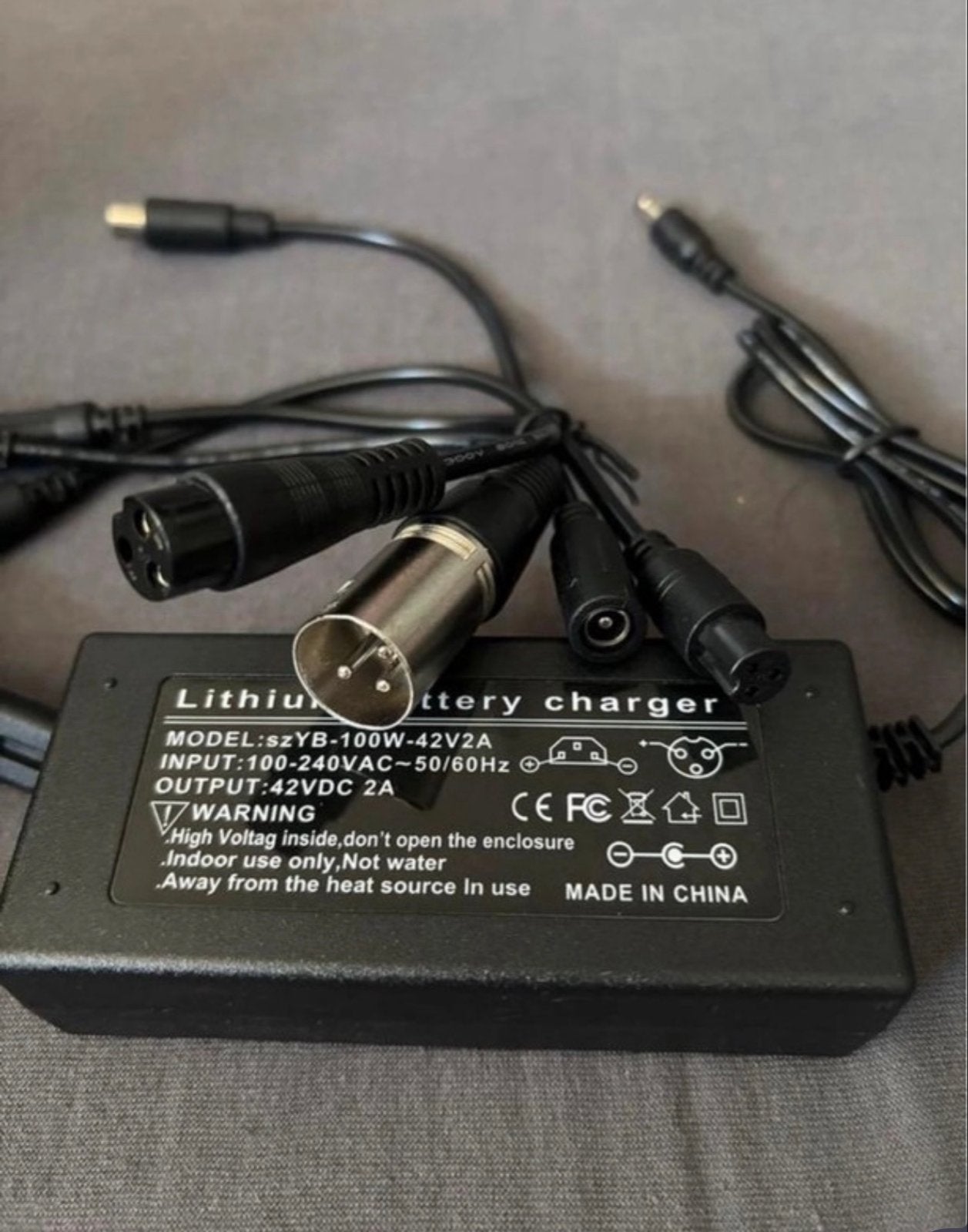 Lithium Batterijlader 42V 2A met diverse aansluitingen, Nieuw
