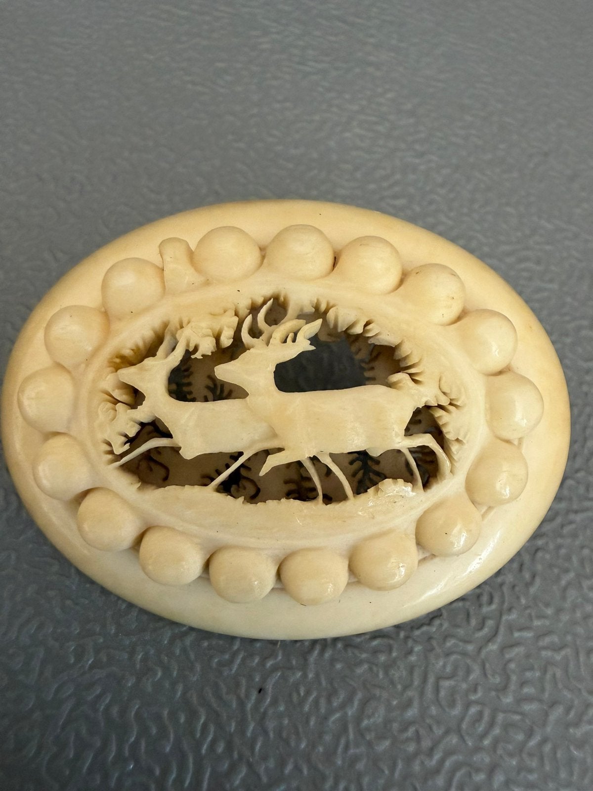 Antieke/vintage broche – fijn gesneden hertengewei, Ophalen of Verzenden, Gebruikt, 4 tot 7 cm, Overige kleuren