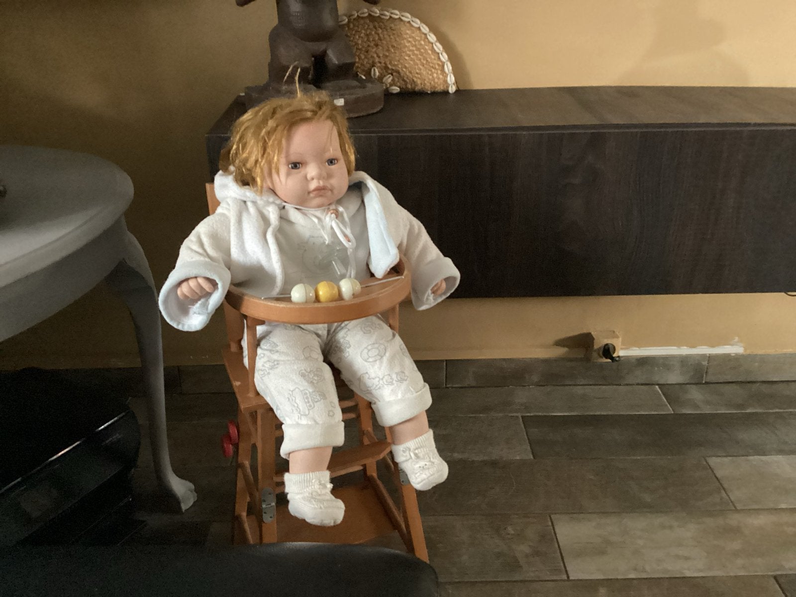 Babypop met kinderstoel porseleinen, Ophalen of Verzenden, Gebruikt, Babypop