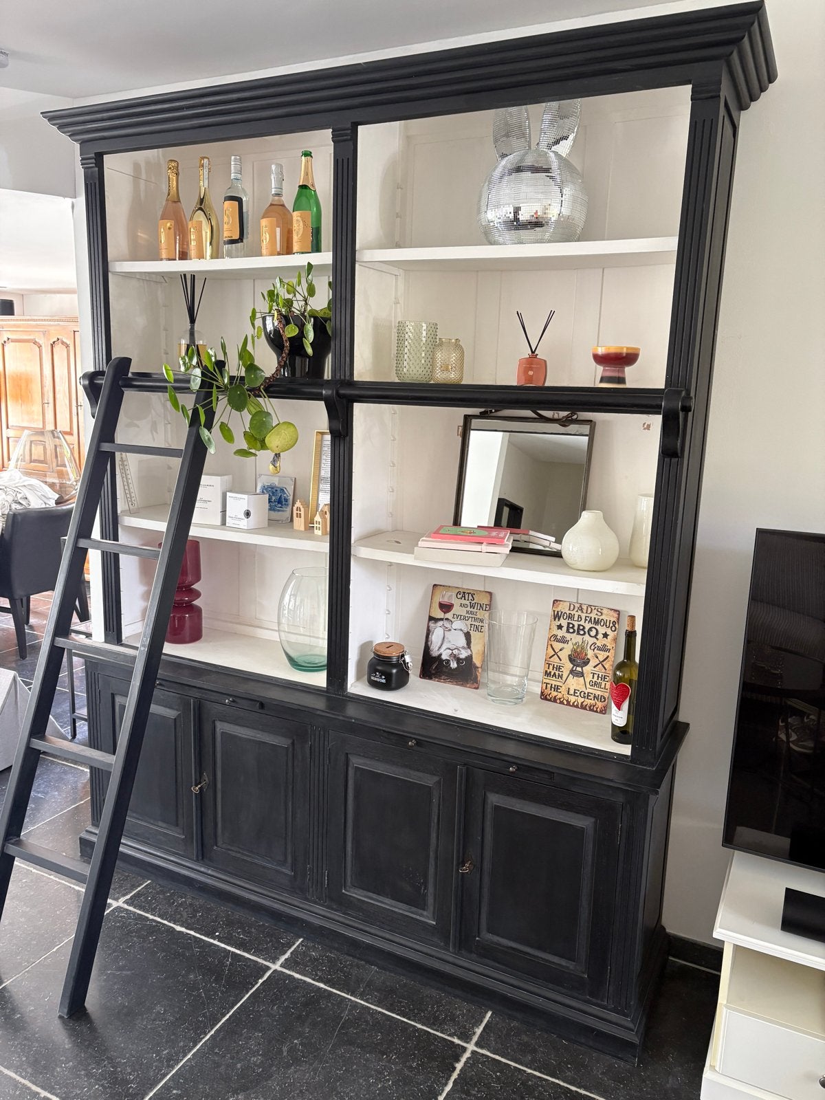 Buffetkast/boekenkast zwart (krijtbord look) met wit interie, Huis en Inrichting, Kasten | Boekenkasten, Gebruikt, 150 tot 200 cm