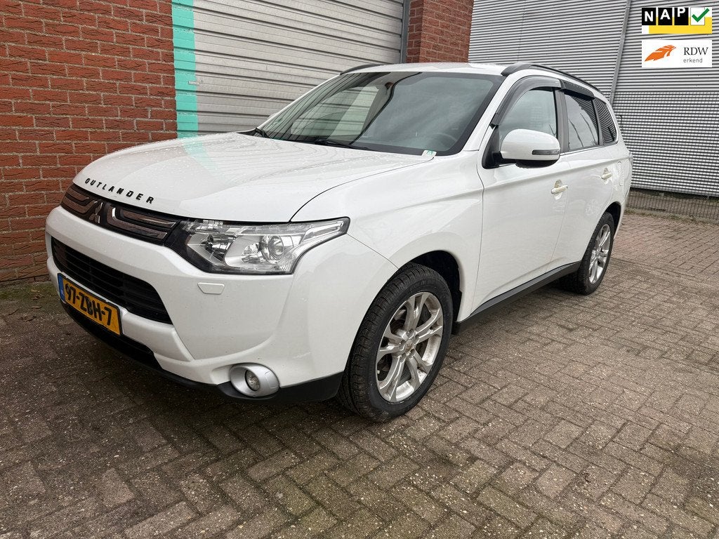 Mitsubishi Outlander 2.0 Intense+ 7-Pers automaat NAV.+Clima, 15 km/l, 150 pk, 7 stoelen, Wit