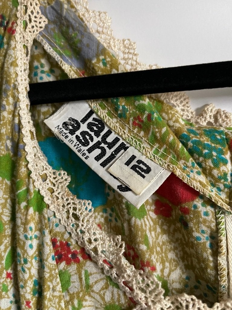 Vintage Laura Ashley maxi jurk Made in Wales bloemen kant, Ophalen, Meerkleurig, Onder de knie, Gedragen