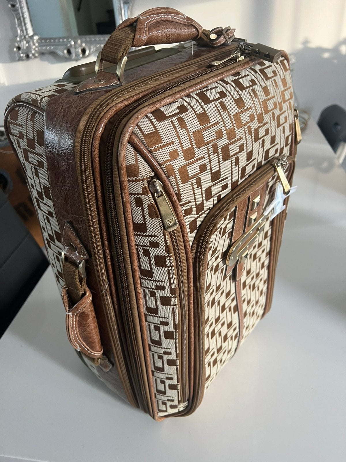 GUESS. Luxe Bruine Reiskoffer met Geometrisch Patroon, Ophalen of Verzenden, Zo goed als nieuw, Leer, Uitschuifbare handgreep