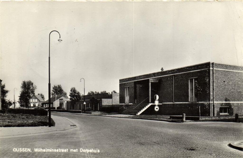 Dussen, Wilhelminastraat met Dorpshuis - 1968 gelopen, Verzamelen, Ansichtkaarten | Nederland, Ophalen of Verzenden, 1960 tot 1980