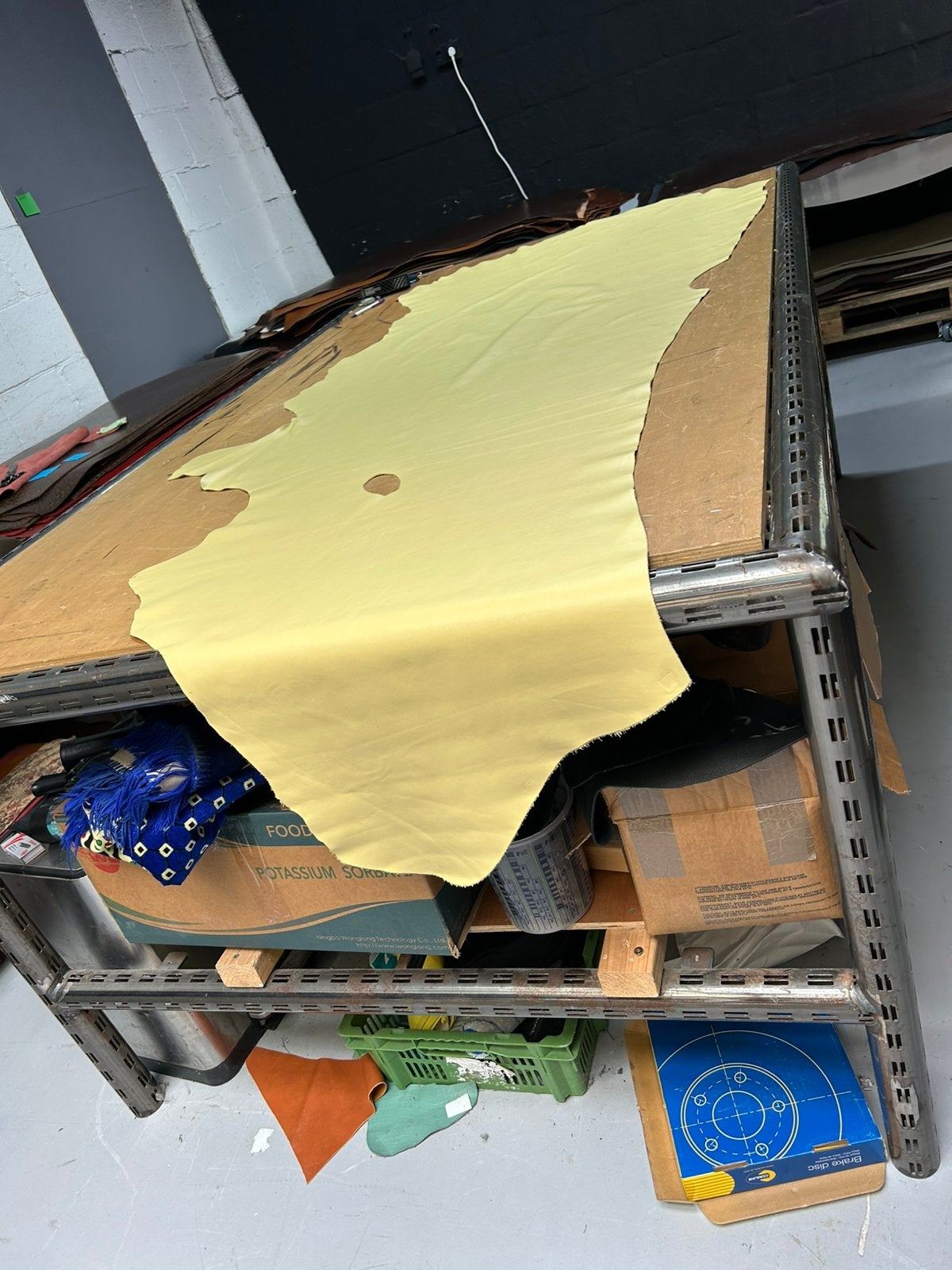Banaan geel Italiaanse halve huid 1.3mm dik soepel&glad A416, Leer of Kunstleer, Ophalen of Verzenden, Zo goed als nieuw, 30 tot 120 cm