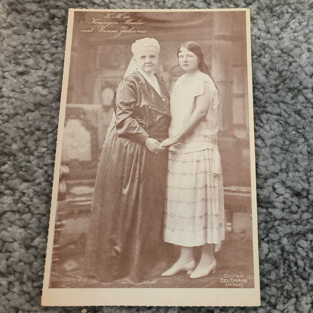Kaart Koningin Juliana met haar grootmoeder Koningin Emma, Ophalen of Verzenden, 1980 tot heden, Ongelopen, Sterren en Beroemdheden