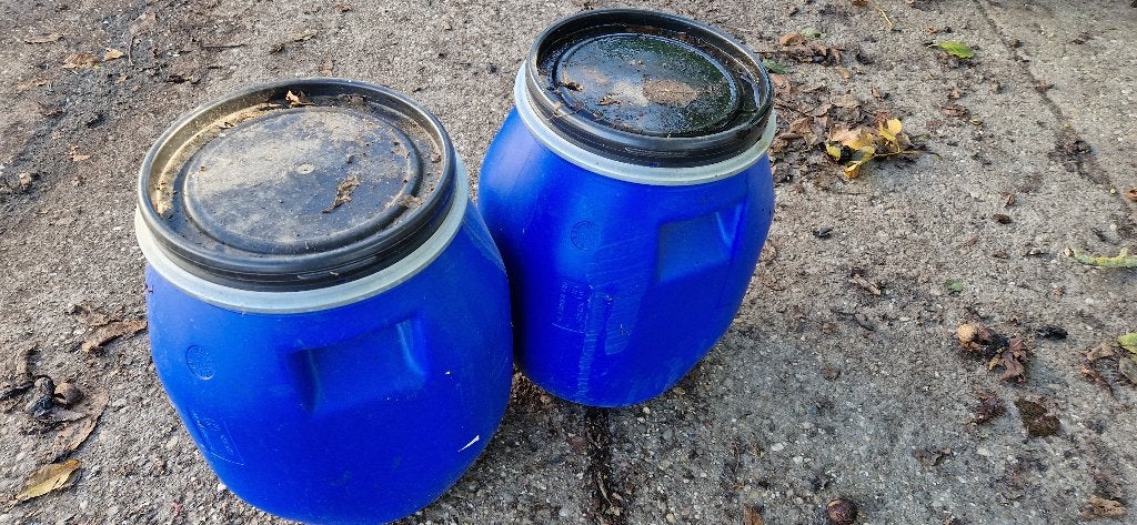 Te koop 2 stuks voertonnen 30 liter, Ophalen of Verzenden, Vee