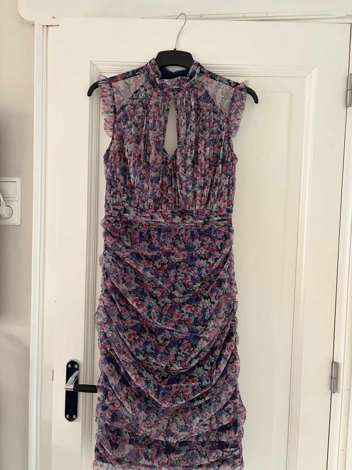 Lipsy London bloemenprint jurk met ruches, Meerkleurig, Ophalen of Verzenden, Zo goed als nieuw, Knielengte