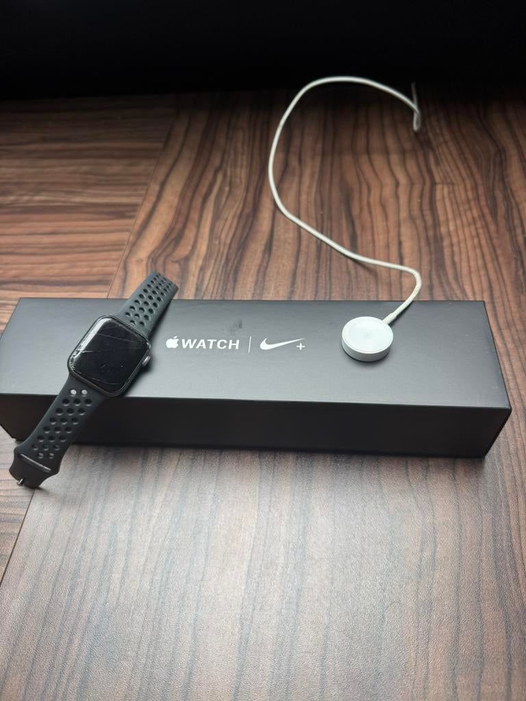 Apple Watch 4 nike editie, Ophalen of Verzenden, Zo goed als nieuw, Zwart, IOS