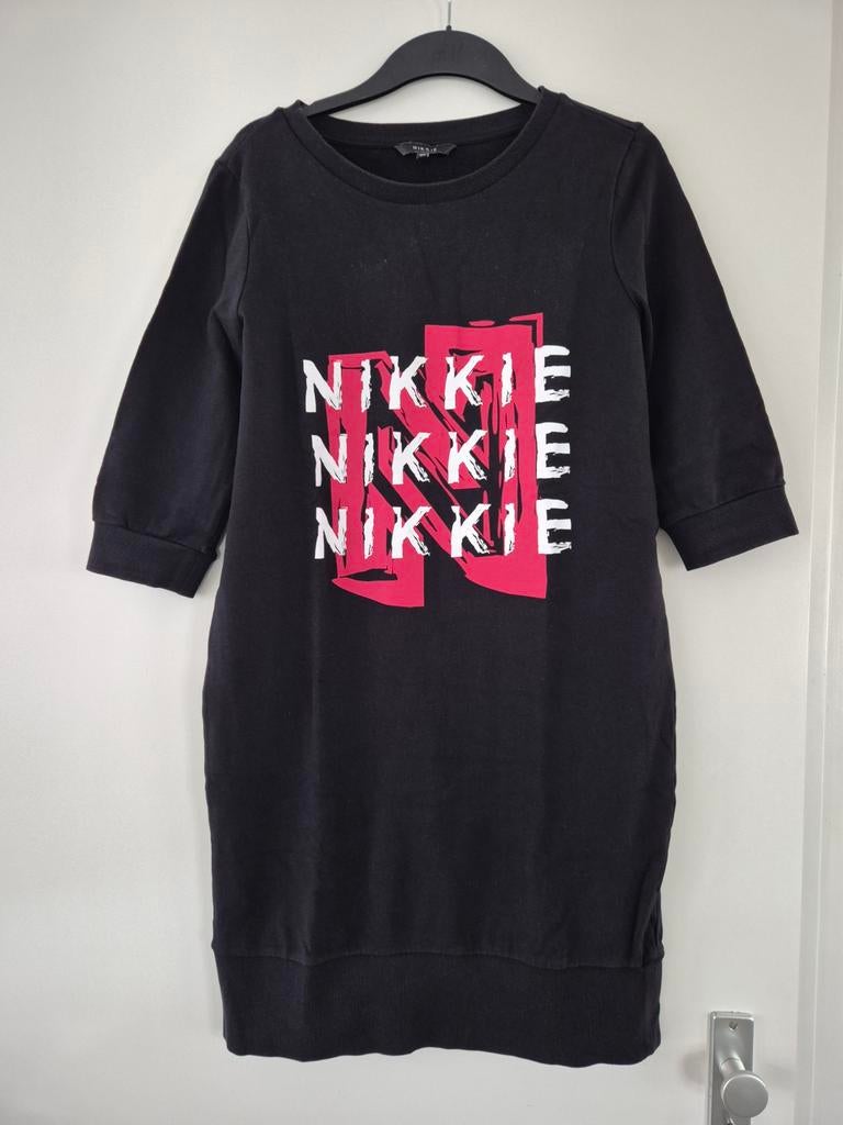 Nikkie jurkje maat 40 - Zwart met rode print, Maat 38/40 (M), Zwart, Ophalen of Verzenden, Zo goed als nieuw