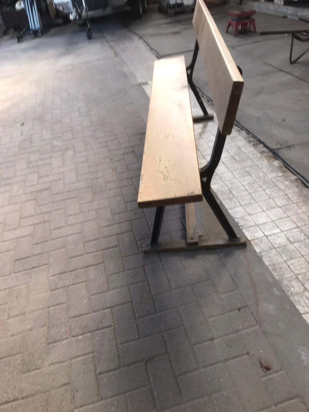 Robuuste houten bank met metalen onderstel, Ophalen