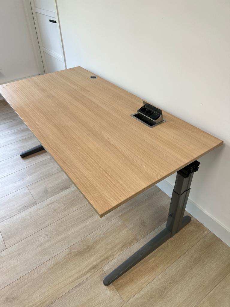2x Ahrend Zit-sta bureau - in hoogte verstelbaar, Ophalen, Zit-sta bureau, Gebruikt, Hout