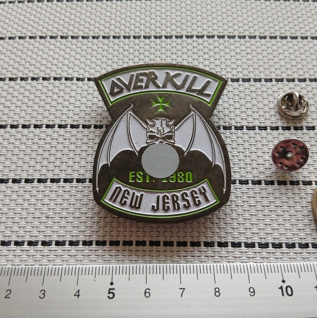 Overkill vrij  mooie nieuwe shaped pin badge speld nieuw n3, Ophalen of Verzenden, Nieuw, Overige typen