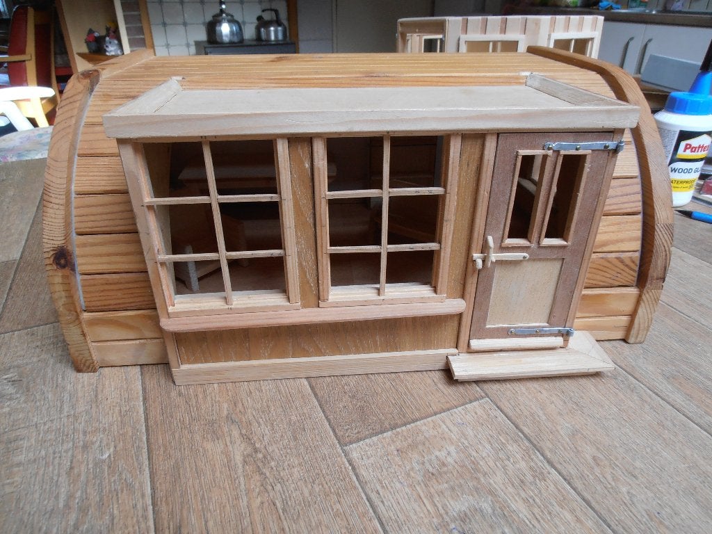 Nieuw houten poppenhuisje gemaakt van broodbak te koop, Verzamelen, Ophalen of Verzenden, Nieuw, Poppenhuis