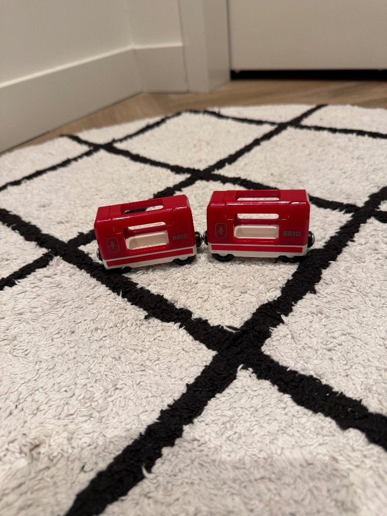 Heel goed 2x rood Brio houten trein passagiers wagon 33505, Ophalen of Verzenden, Zo goed als nieuw