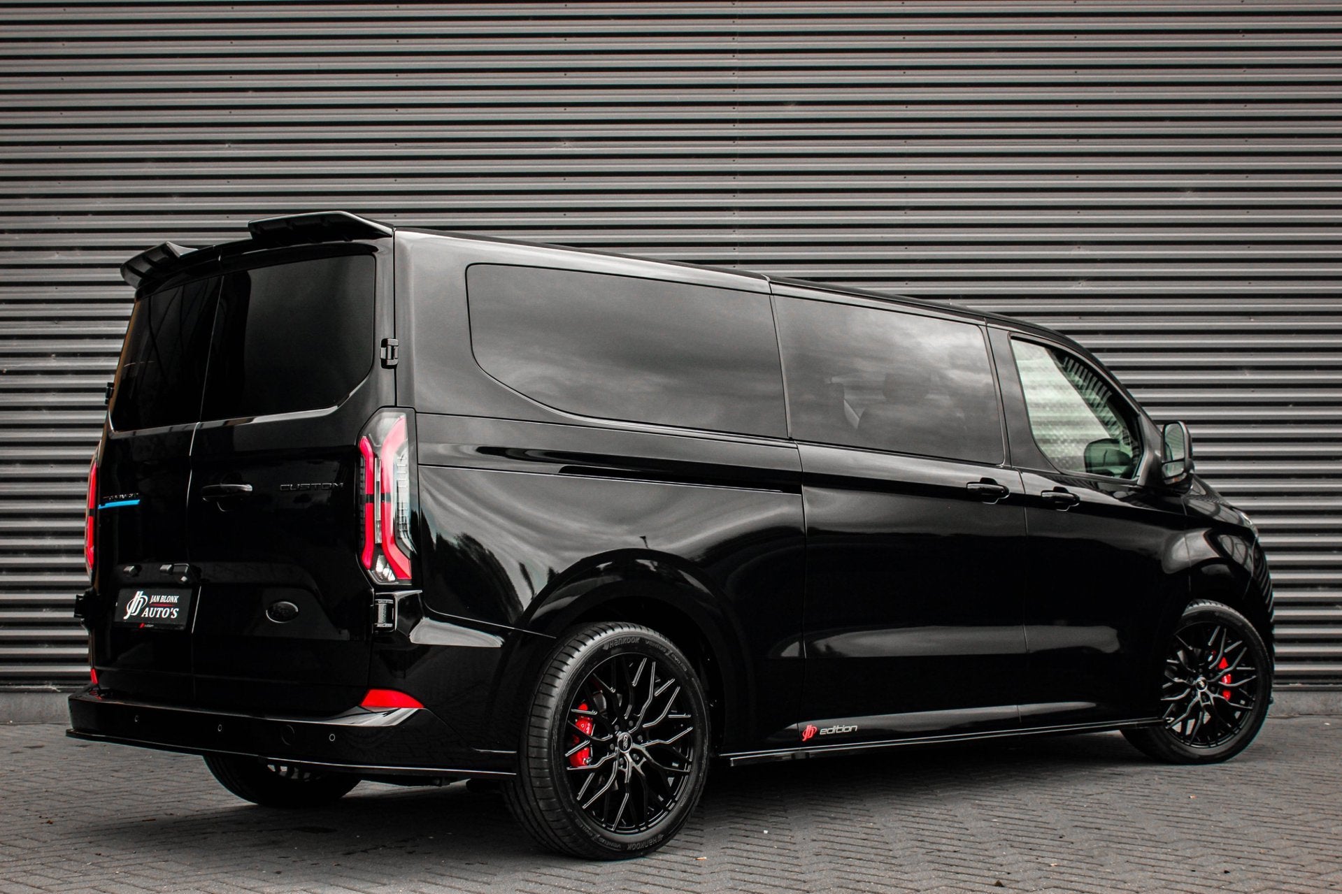 Ford E-Transit Cust. 320 L2H1 Limited 71 kWh DC DUBBEL CABIN, Auto's, Automaat, Dealer onderhouden, Achterwielaandrijving, Zwart