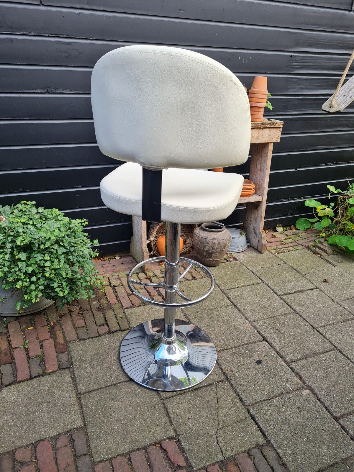 retro barkruk chroom met wit skai bekleding, 1 kruk, Ophalen, 60 tot 90 cm