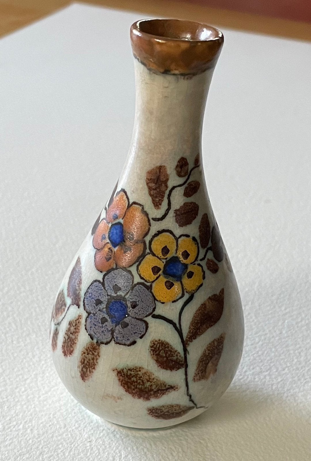 Klein plateel vaasje 10 cm., Ophalen of Verzenden