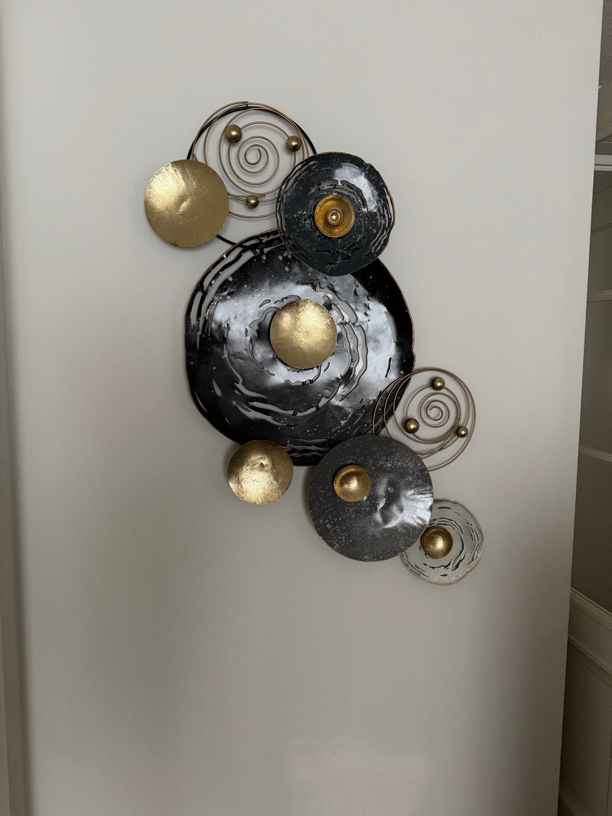 Moderne metalen wanddecoratie - Zwart en Goud, Ophalen, Metaal, Wandsculptuur, Zwart
