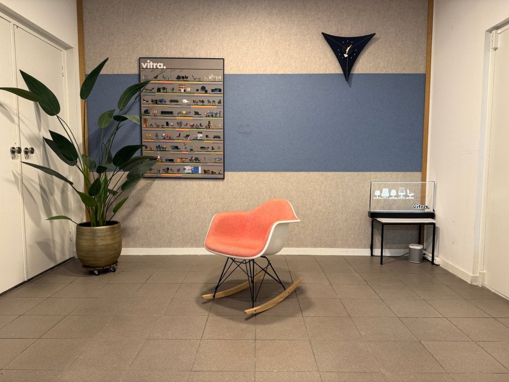 Vitra | Eames | RAR | Poppy Red/Ivory | 1x, Vitra, Vitra Artifort Cassina Fritz Hansen Eames Gispen Pastoe Hay, Kennedylaan 14b, 5571 KC Bergeijk