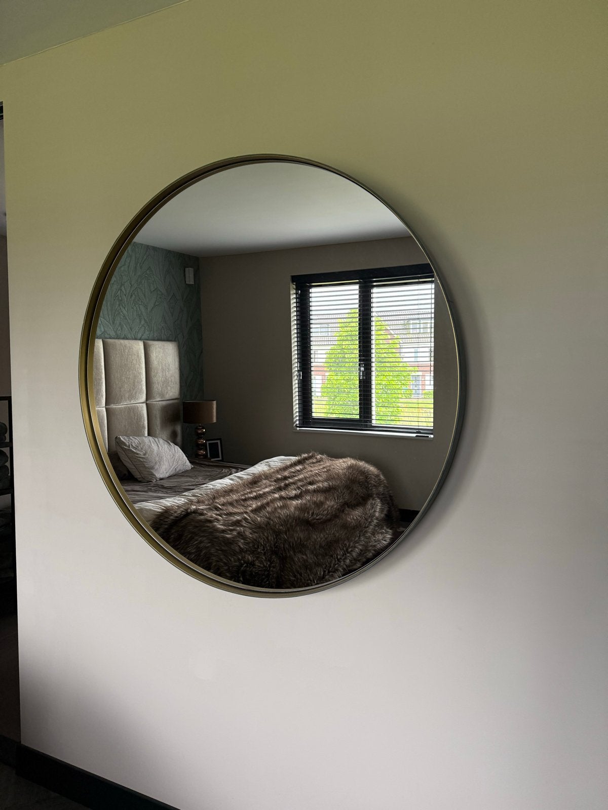 Grote ronde spiegel met gouden rand, Huis en Inrichting, Woonaccessoires | Spiegels, Ophalen, 100 tot 150 cm, Rond, Zo goed als nieuw