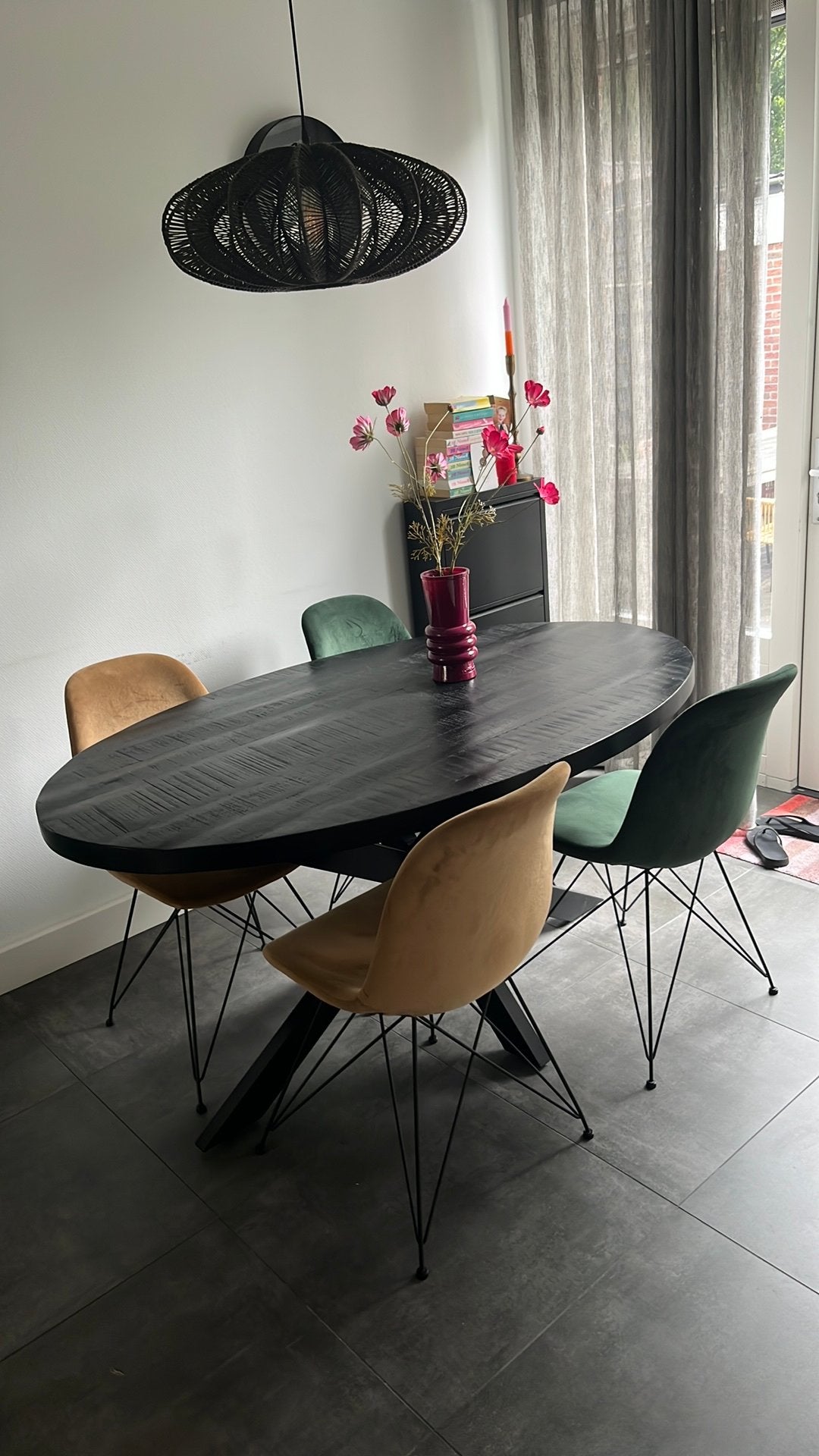 Zwarte eettafel met 4 stoelen te koop, Ophalen, 200 cm of meer, 50 tot 100 cm, Zo goed als nieuw